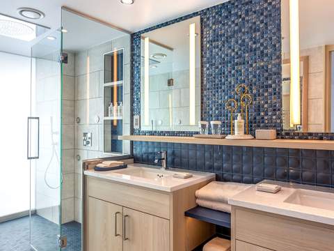Legend of the Seas Ultimate Family Townhouse (UL) bathroom, photo 1 of 4