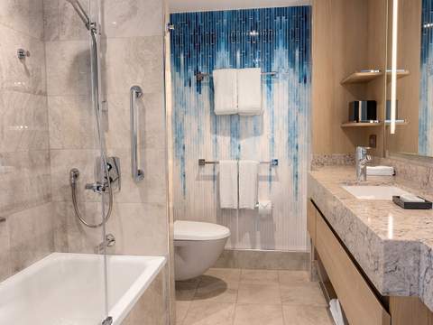 Icon of the Seas Sunset Corner Suite (SN) bathroom