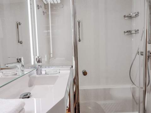 Icon of the Seas Surfside Family Interior (T5) bathroom