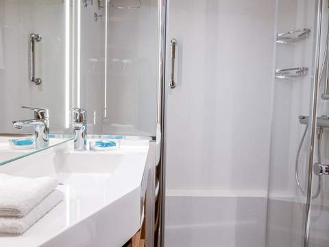 Icon of the Seas Interior (V4) bathroom