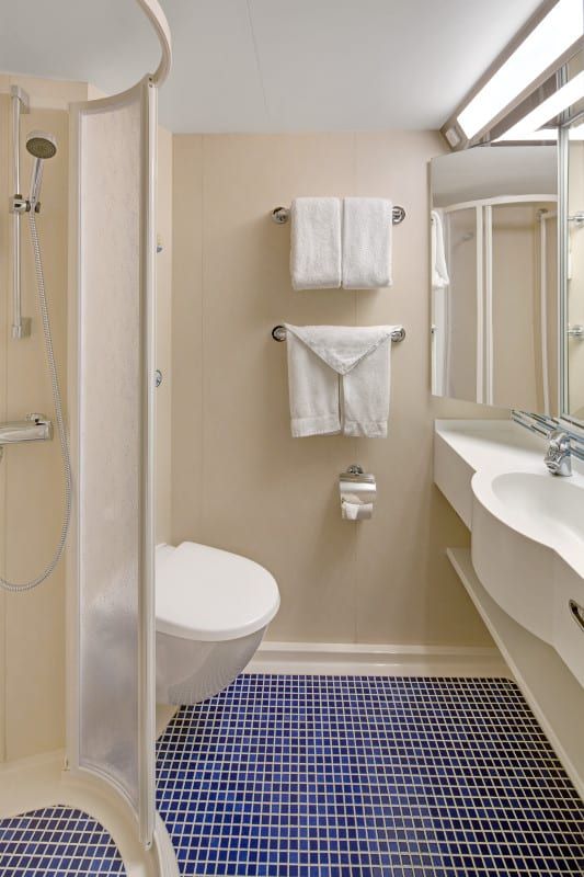 Jewel of the Seas Studio Interior (2W) bathroom