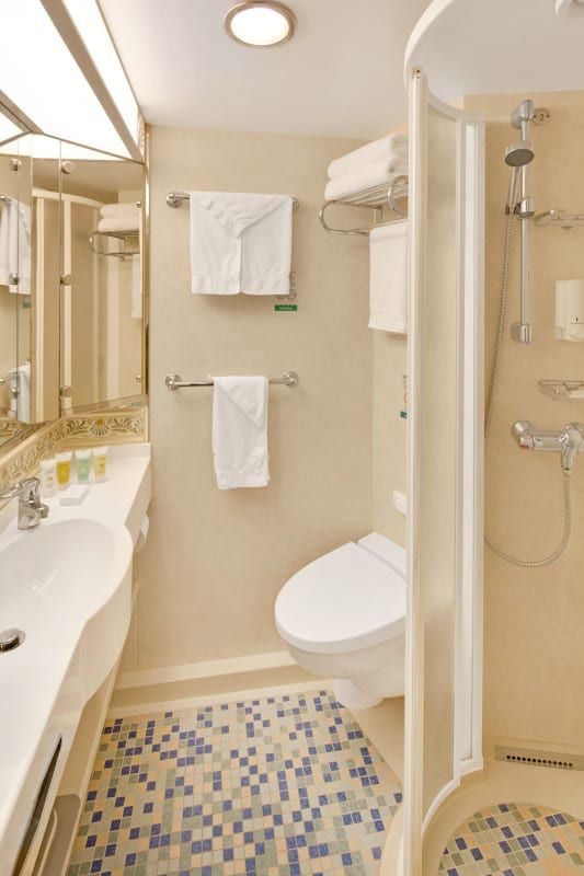 Navigator of the Seas Grand Suite - 2 bedroom (GT) bathroom, photo 3 of 3