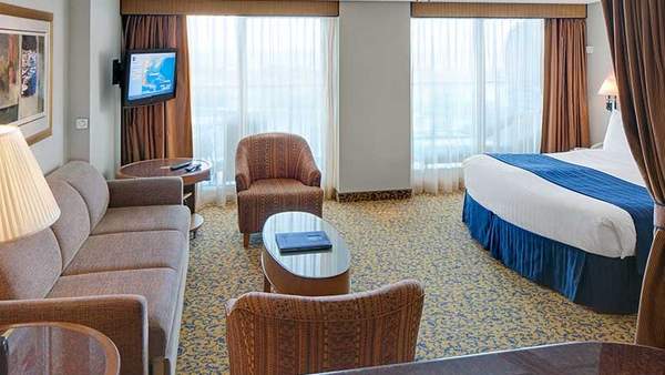 Serenade of the Seas Grand Suite - 1 Bedroom (GS) bedroom, photo 1 of 4 Serenade of the Seas Grand Suite - 1 Bedroom (GS) bedroom, photo 1 of 4