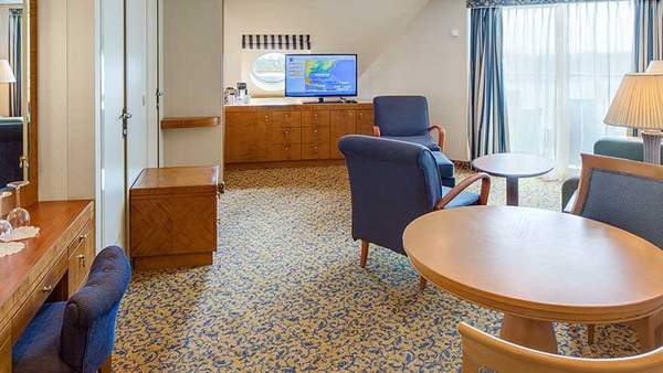 Serenade of the Seas Owner's Suite - 2 Bedroom (OT) dining area