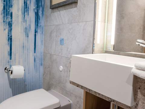 Star of the Seas Surfside Family Suite (SF) bathroom