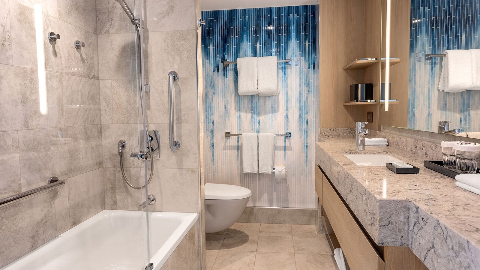 Star of the Seas Sunset Corner Suite (SN) bathroom