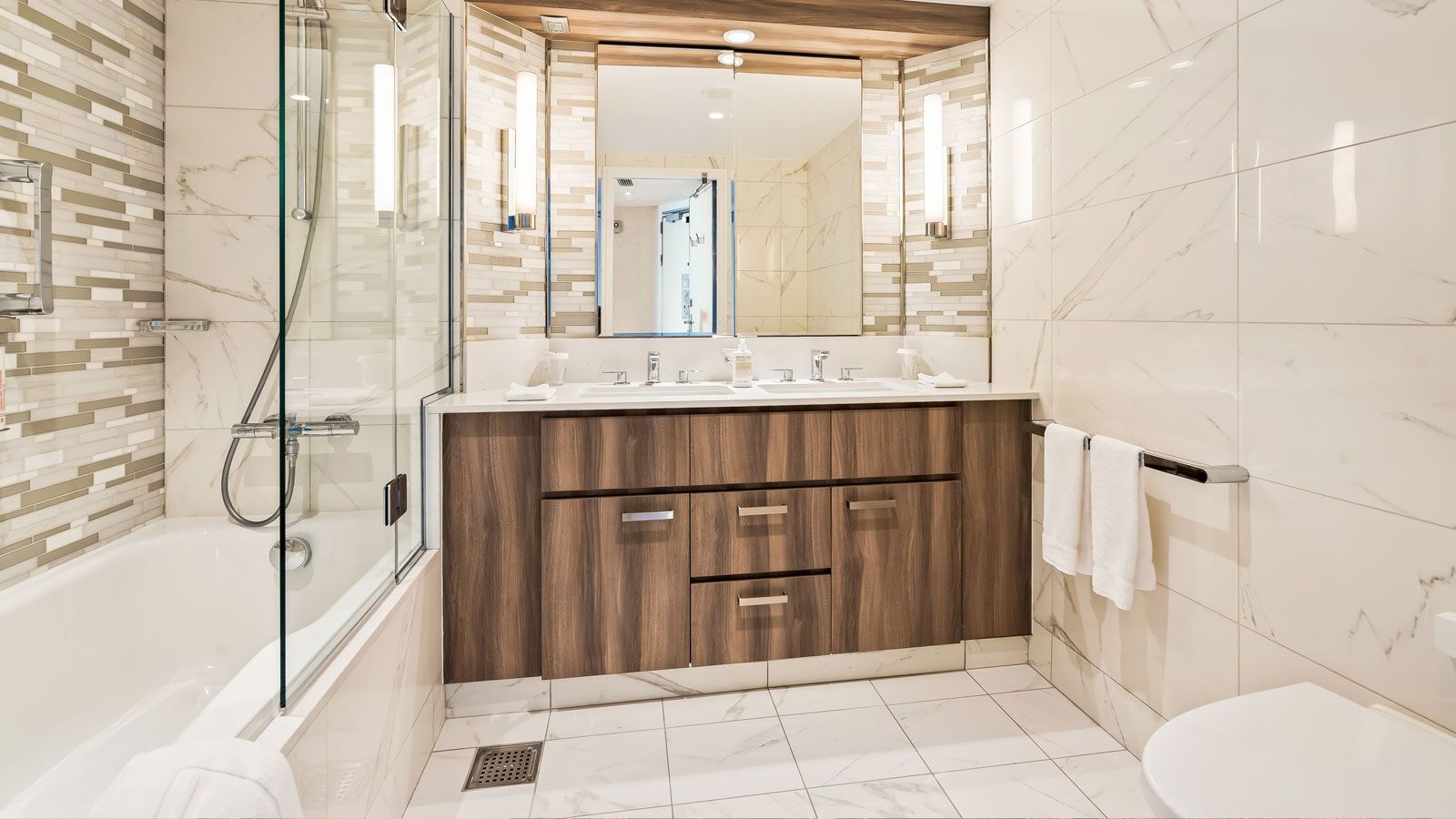 Utopia of the Seas Grand Suite - 1 Bedroom (GS) bathroom, photo 1 of 3