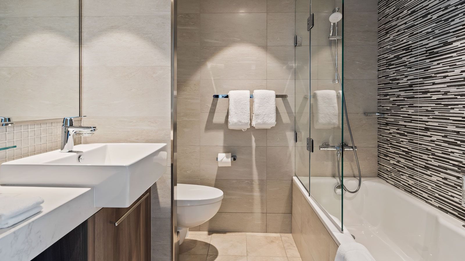 Wonder of the Seas Crown Loft Suite (L1) bathroom
