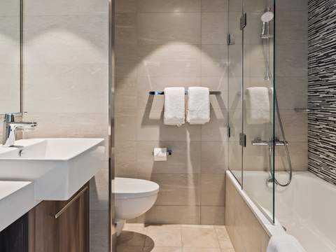 Wonder of the Seas Crown Loft Suite (L1) bathroom