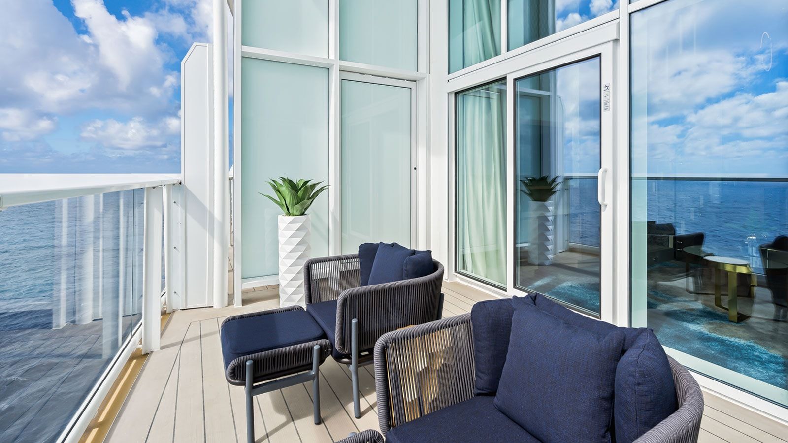 Wonder of the Seas Crown Loft Suite (L1) balcony
