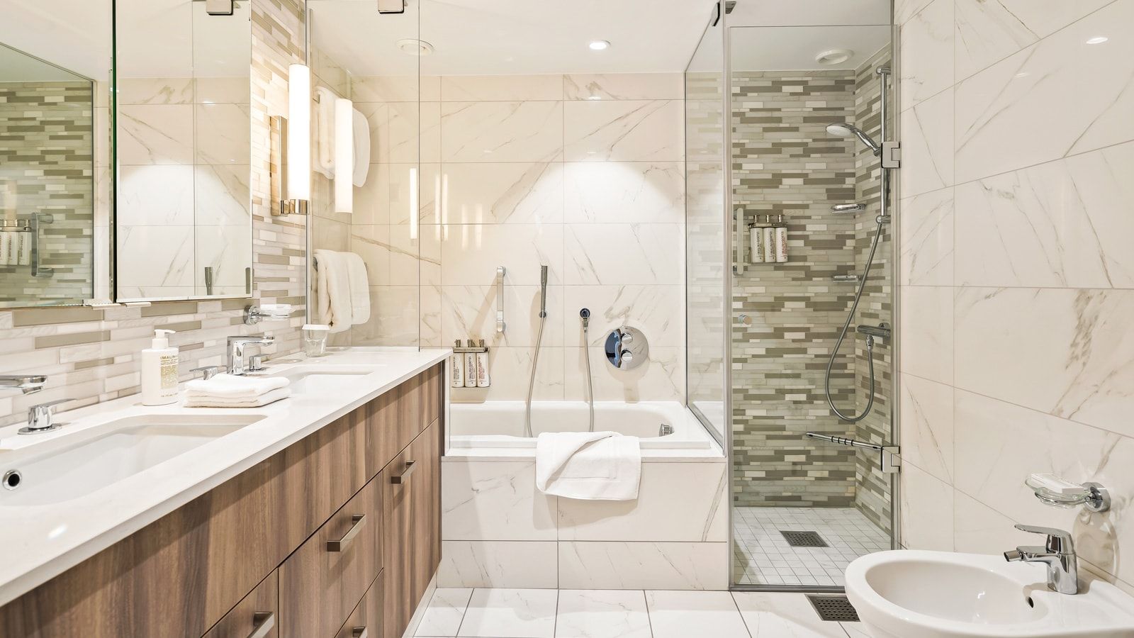 Utopia of the Seas Owner's Suite - 1 Bedroom (OS) bathroom, photo 1 of 3