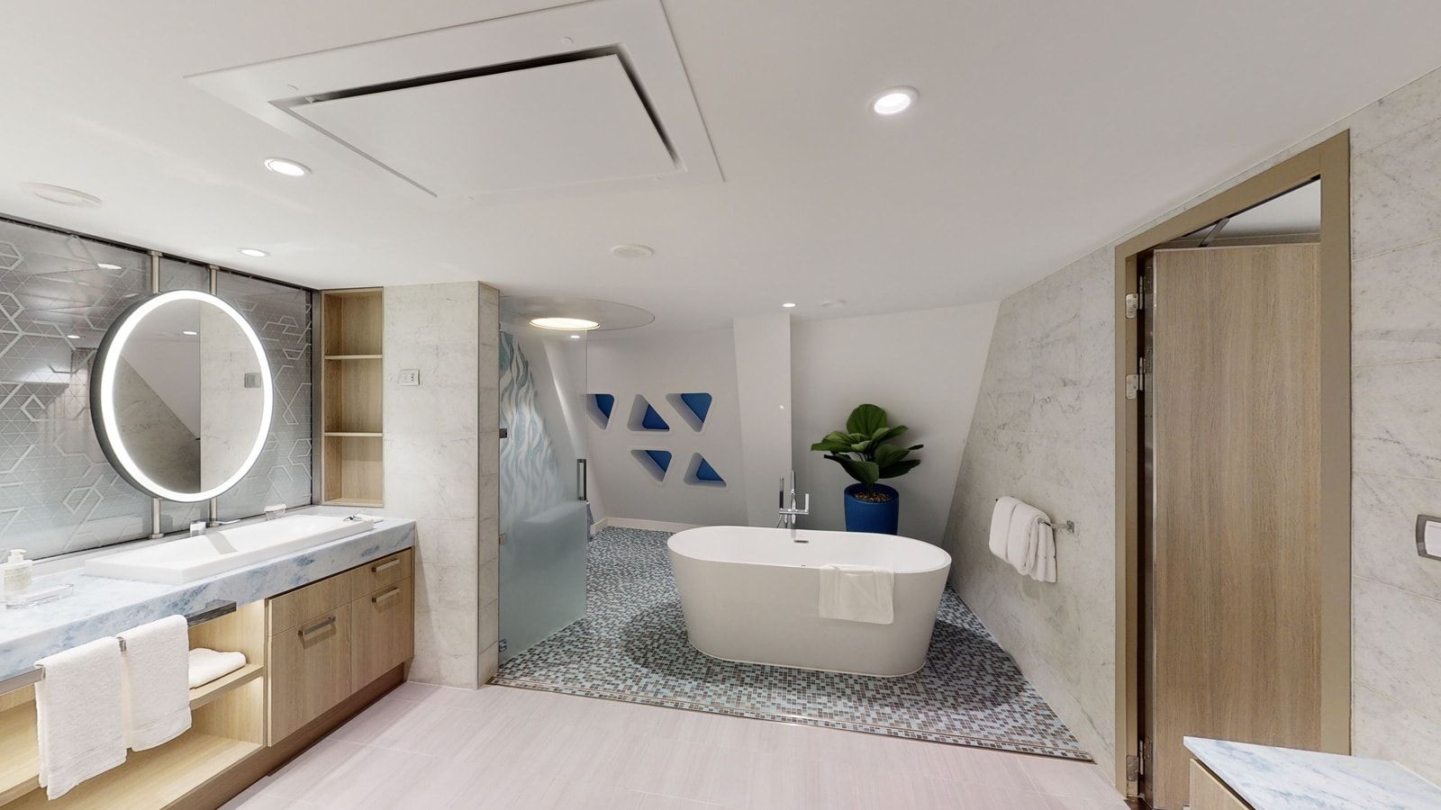 Wonder of the Seas Royal Loft Suite (RL) bathroom, photo 1 of 3