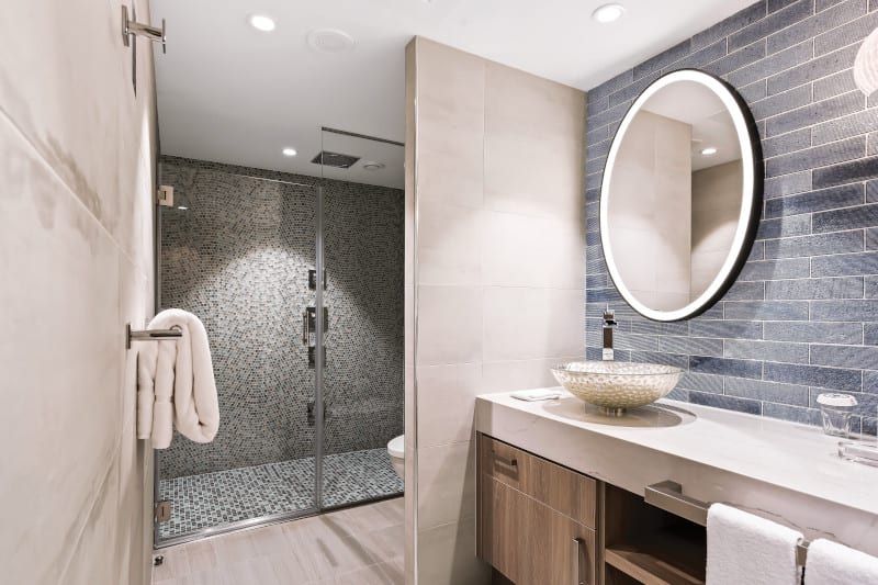 Wonder of the Seas Royal Loft Suite (RL) bathroom, photo 3 of 3