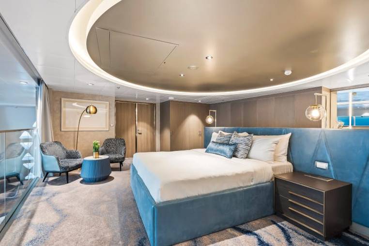 Wonder of the Seas Royal Loft Suite (RL) bedroom, photo 5 of 5