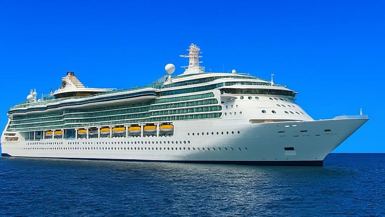Jewel of the Seas cruise ship at sea