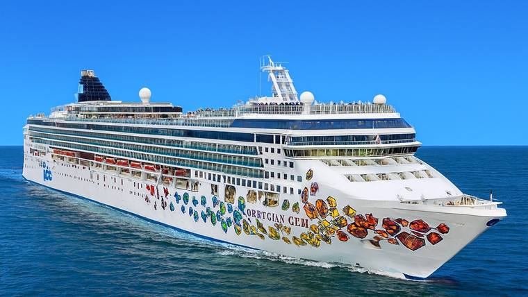 Norwegian Gem cruise ship at sea