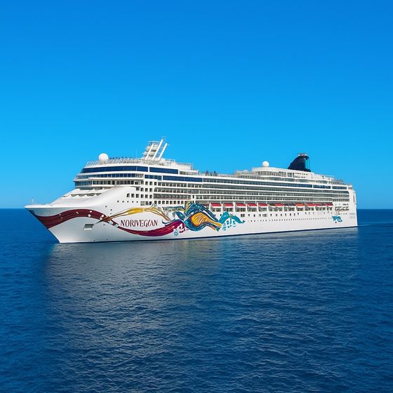 Norwegian Jewel at sea
