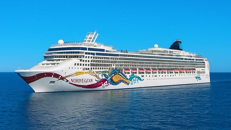 Norwegian Jewel cruise ship at sea