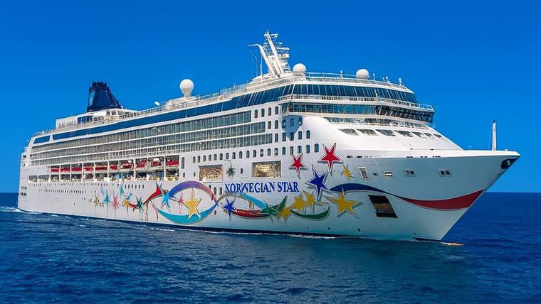 Norwegian Star cruise ship at sea