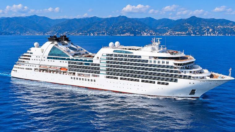 Seabourn Ovation cruise ship at sea