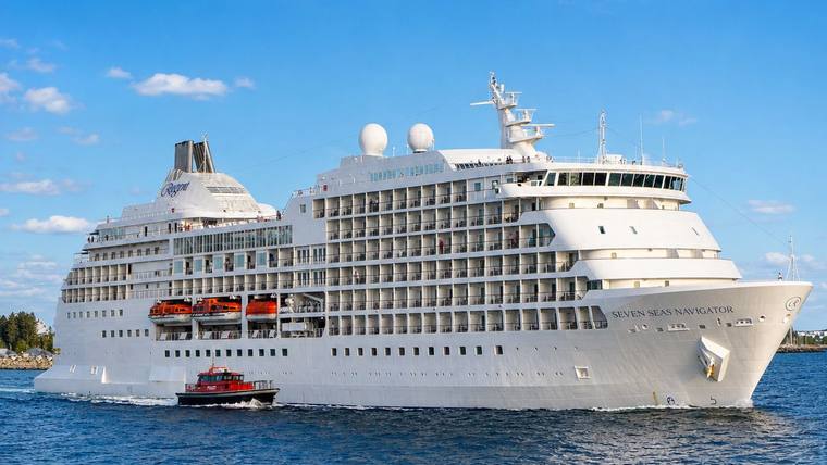 Seven Seas Navigator cruise ship at sea