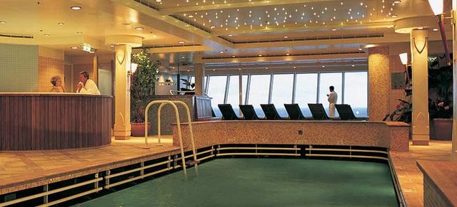 Lap Pool and Jacuzzi on the Norwegian Dawn