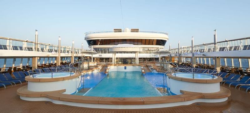 The Oasis Pool on the Norwegian Dawn