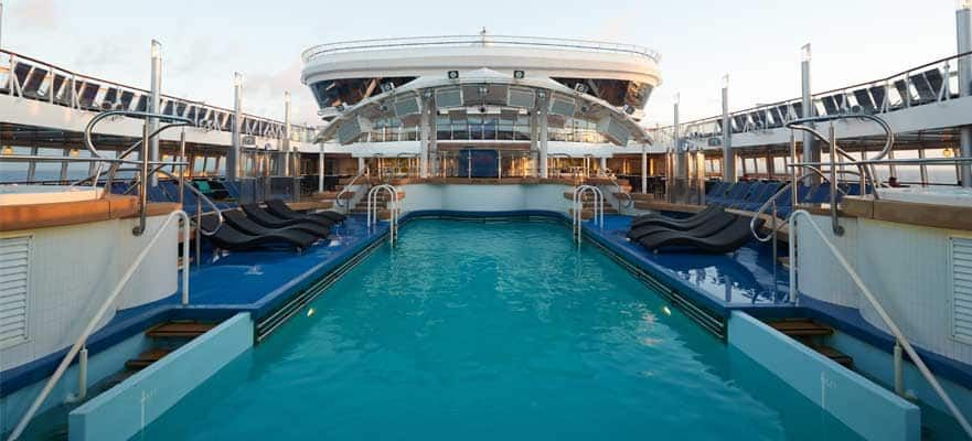 The Oasis Pool on the Norwegian Star
