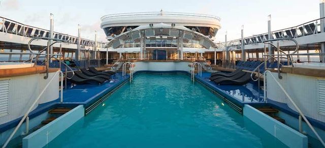 The Oasis Pool on the Norwegian Star