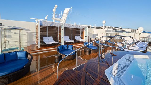 Vibe Beach Club – Cabana on the Norwegian Bliss