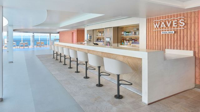 Waves Pool Bar on the Norwegian Spirit