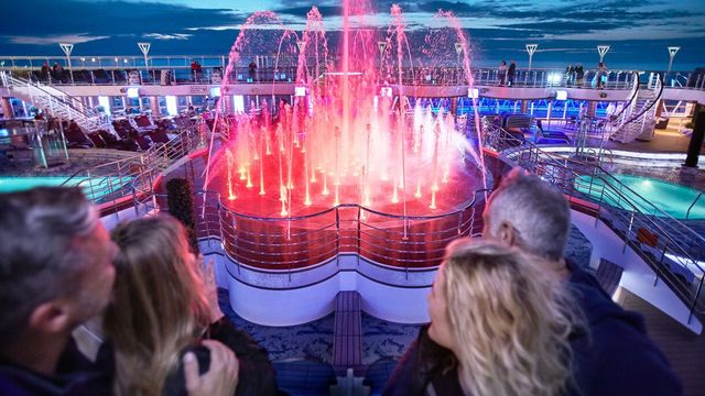 Fountain Pool Bar on the Majestic Princess