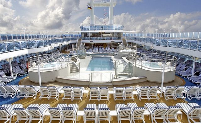 Lido Pool on the Sun Princess