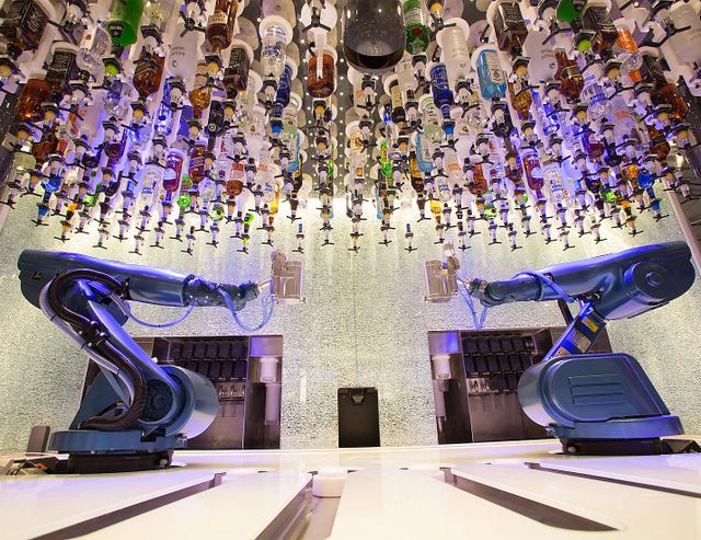 Bionic Bar on the Utopia of the Seas