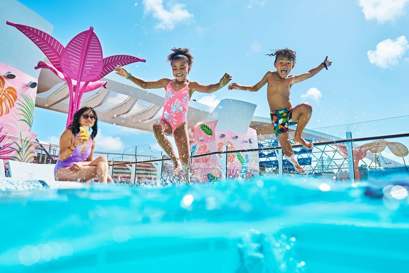 Outdoor Pool on the Ovation of the Seas
